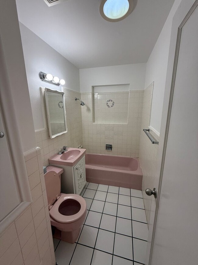 Building Photo - Beautiful 4 bedroom 3 bathroom home!