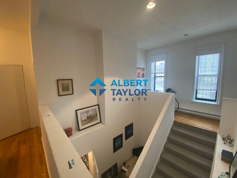 Building Photo - 24 Isabella St