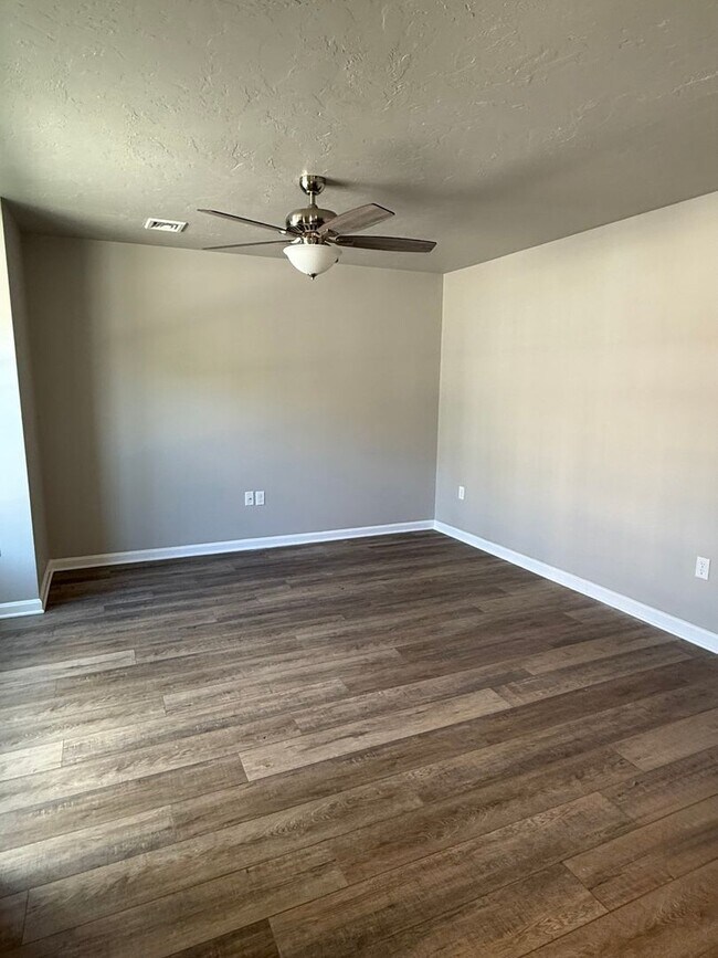 Building Photo - 3 Bedroom & 2.5 Bathroom Townhouse in Carlisle!
