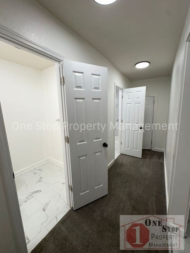 Building Photo - Beautiful 3 Bedroom 2 Bathroom in Kansas City!