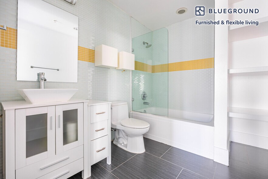 Building Photo - 810 S Spring St