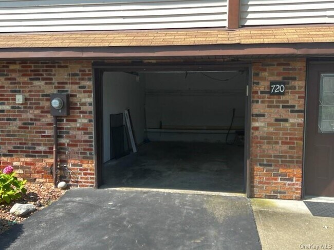 Building Photo - 720 Hewitt Ln
