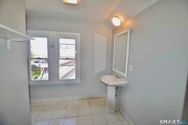 Building Photo - 48 Riverview Pl