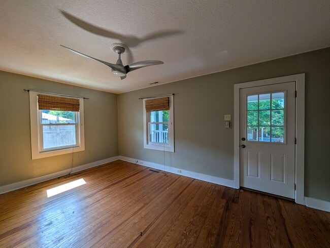 Building Photo - Swannanoa Bungalow!