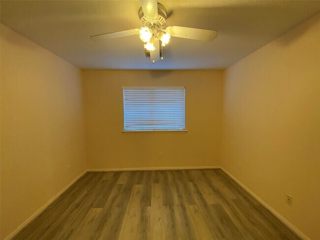 Building Photo - 215 W New Meadows Dr