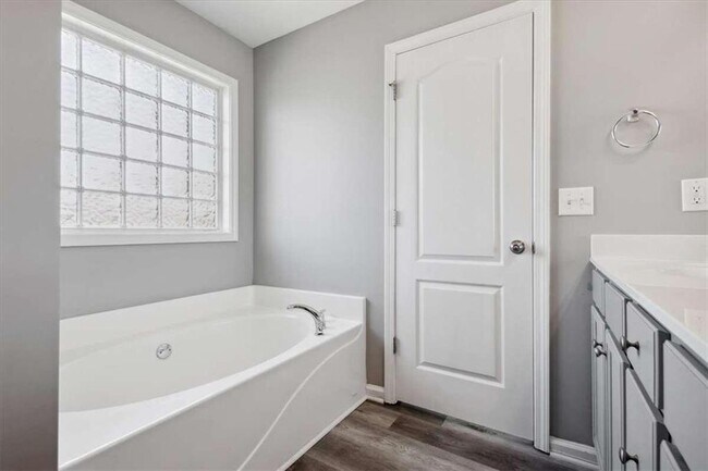 Building Photo - 96 Lenore Ct