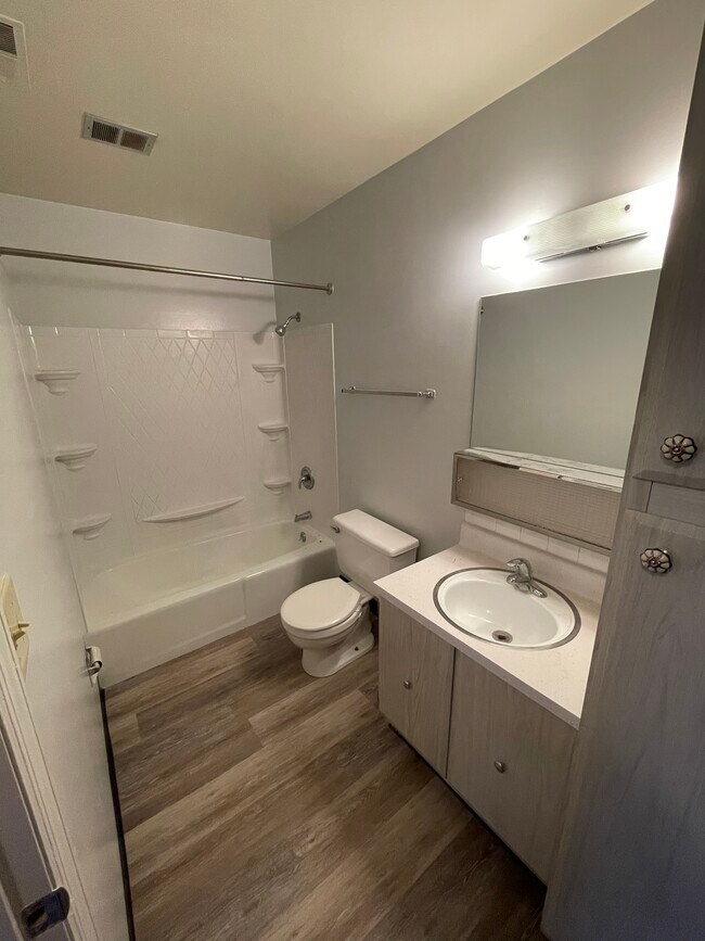 Large bathroom - 7 Meadow Ln