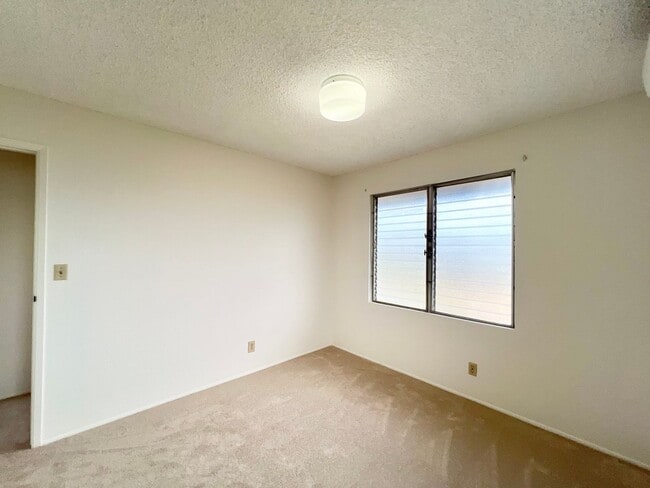 Building Photo - Spacious 5br/2.5ba House w/enclosed yard &...