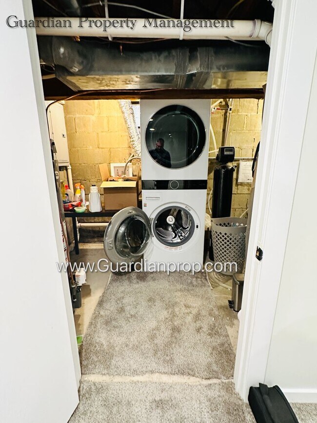 Building Photo - St Louis Park Single Family Home, Dishwasher, Garage, Patio