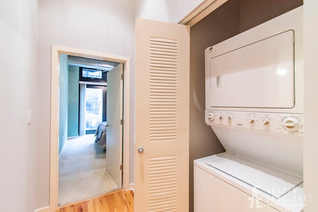 Building Photo - 1033 W 14th Pl