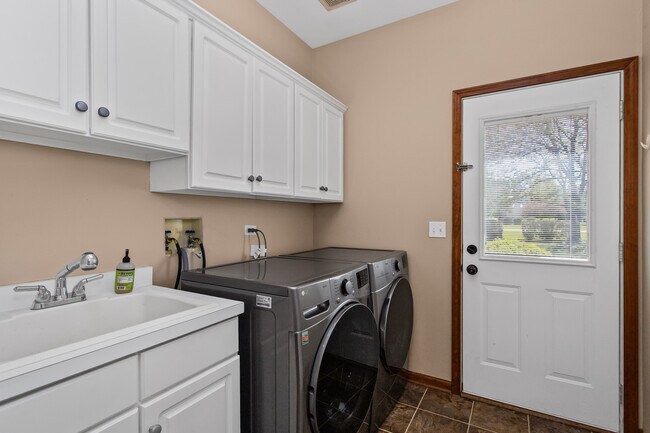 Building Photo - 4N475 S Robert Frost Cir