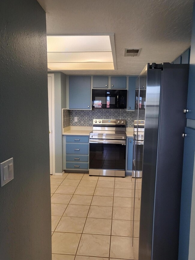 Building Photo - 837 Country Club Dr SE