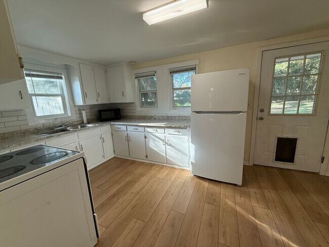 Building Photo - Pensacola - 32503 - 2 bedroom, 2 bathroom