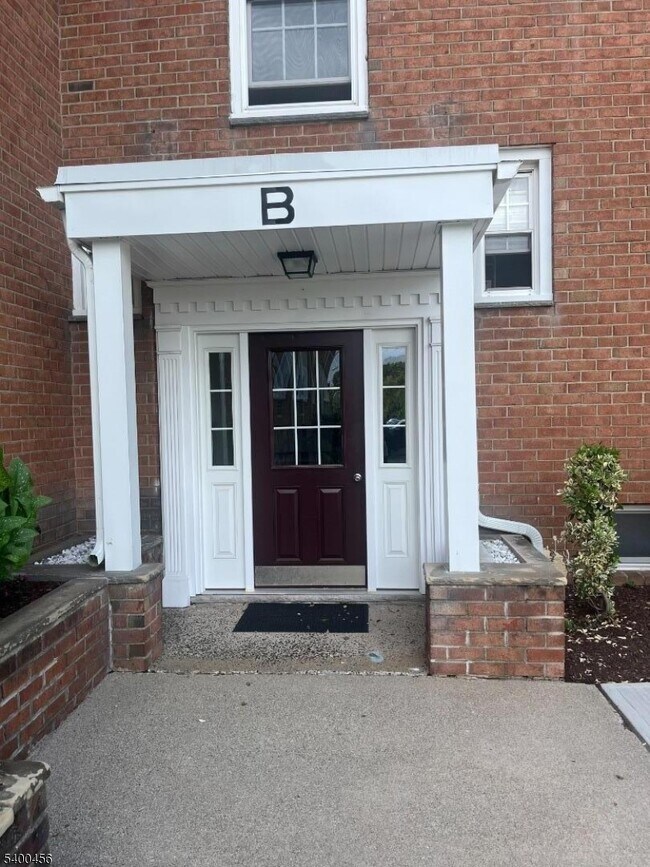 Primary Photo - 565 Grove St