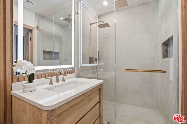 Building Photo - 1036 El Medio Ave