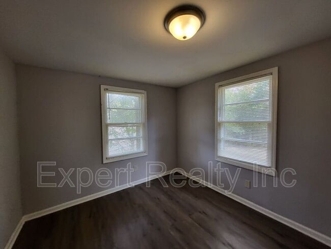 Building Photo - 203 Silver Leaf Dr