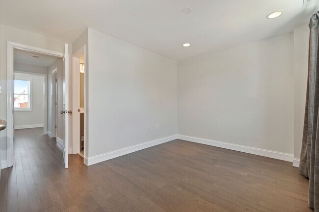 Building Photo - Recently Updated, 2 bed 2 1/2 Bath with Fe...