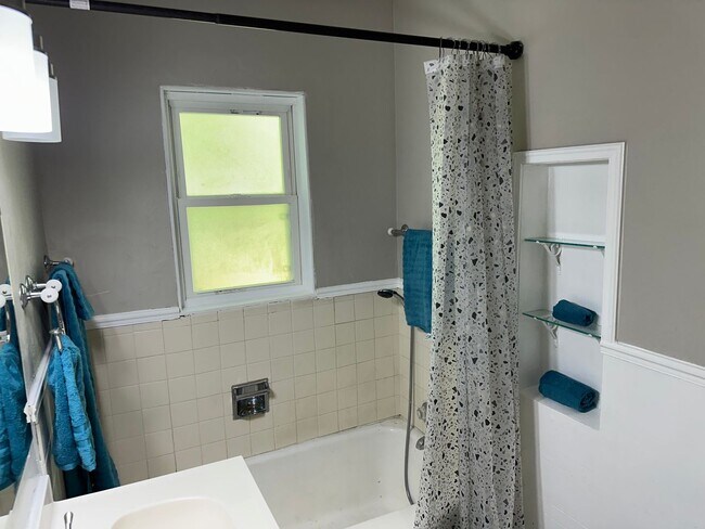 Building Photo - Beautiful House for Rent