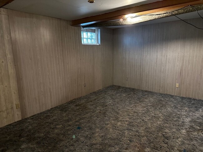 Building Photo - 1930s home with updates in quiet neighborhood