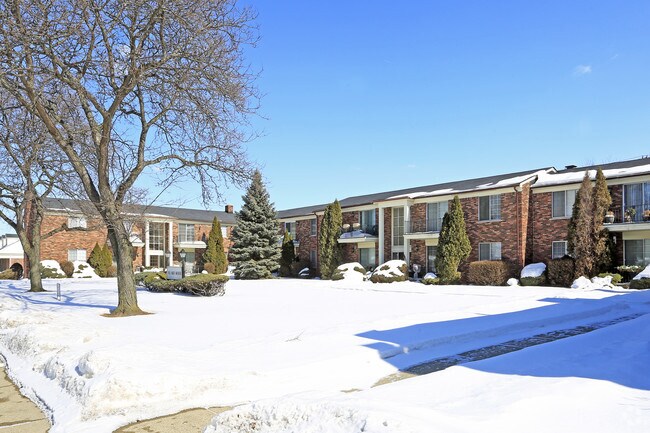 Primary Photo - Val-Mar Manor