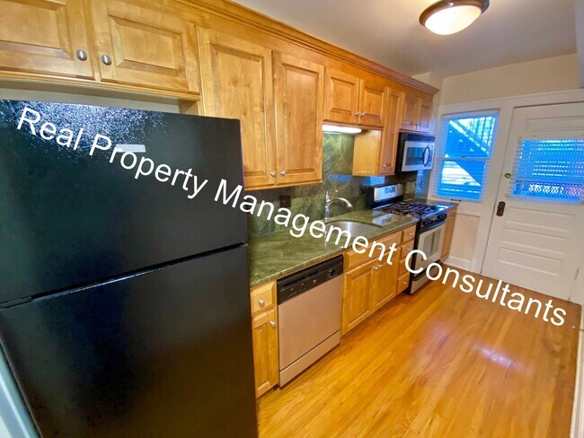 Building Photo - 2-Bed Apartment Close to the Plaza