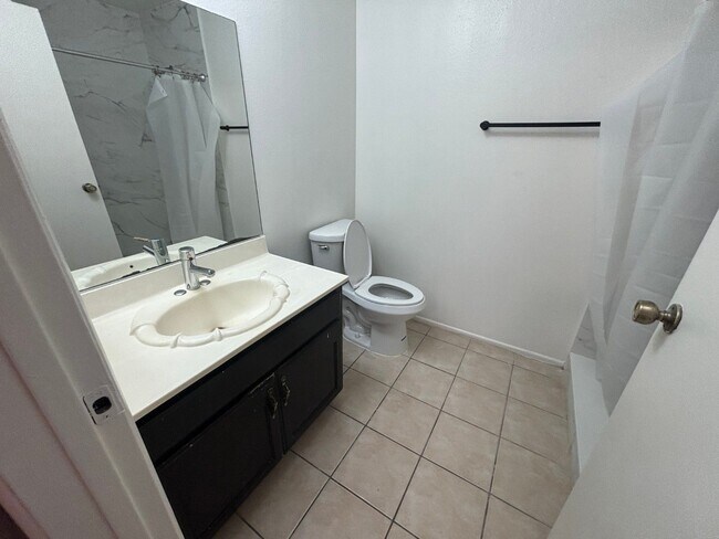 Building Photo - 2 Br/2 Ba. Condo on 2nd fl.