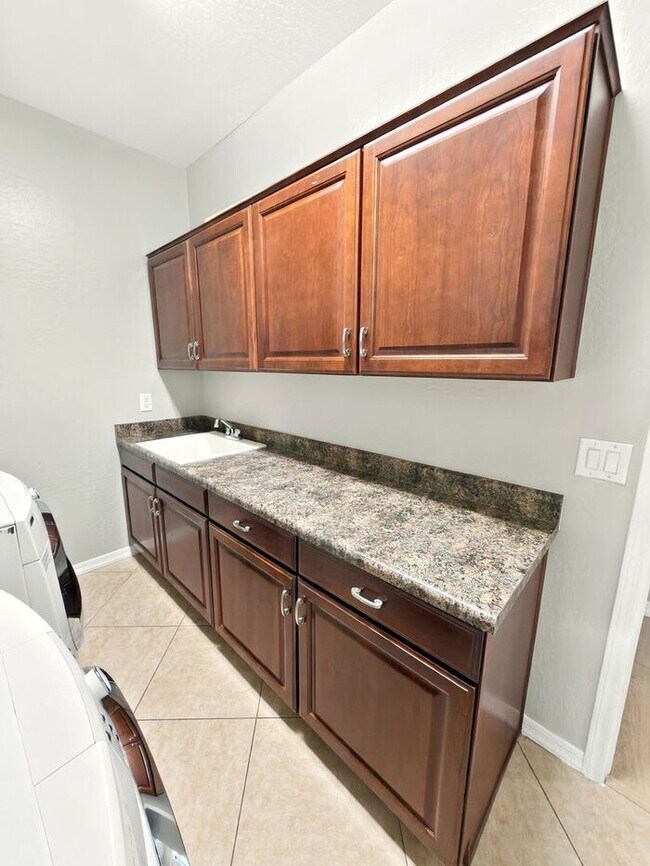 Building Photo - Gilbert 5-Bedroom Home with Pool, Loft & Primary Suite Downstairs – Minutes from Gilbert Regional...