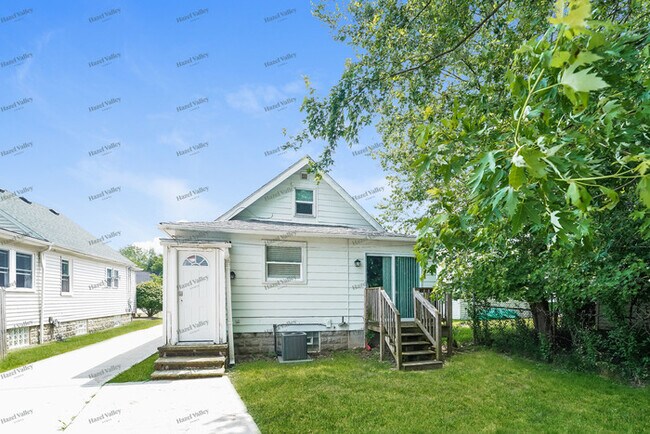 Building Photo - 5919 Maplewood Rd