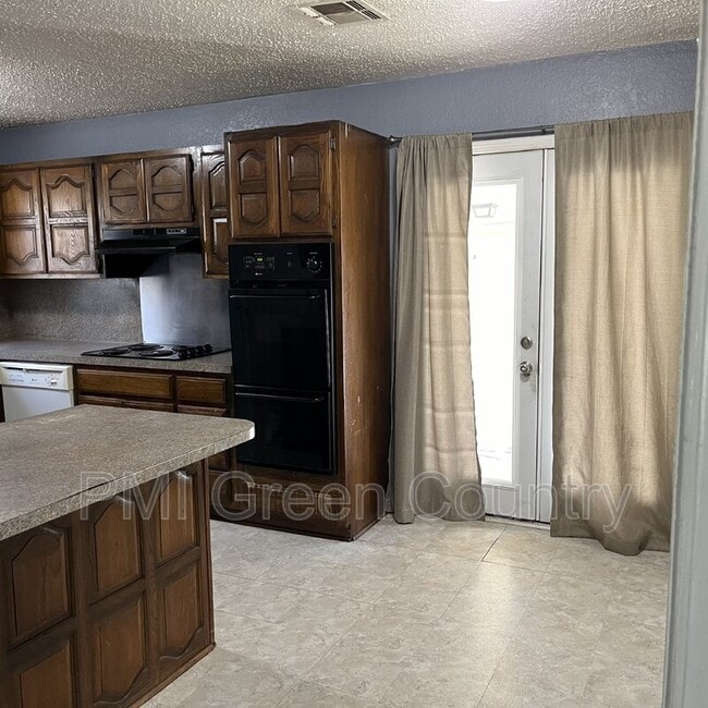 Building Photo - 4547 E Young Ct