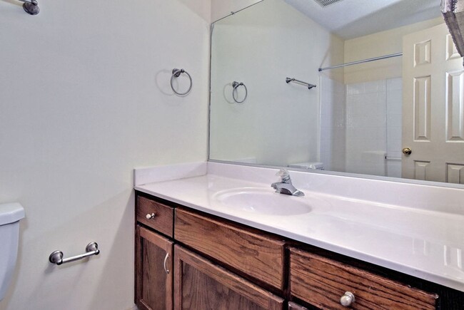 Building Photo - Nicely Updated Townhome