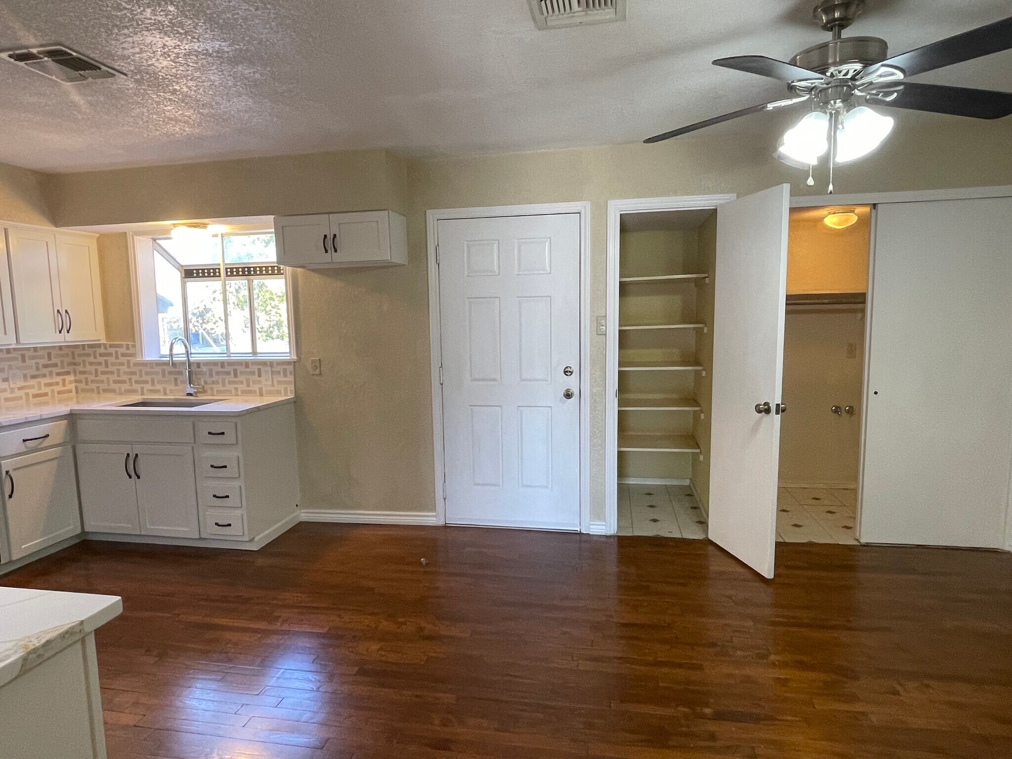 Backdoor/pantry/laundry - 322 Saint Louis Ave