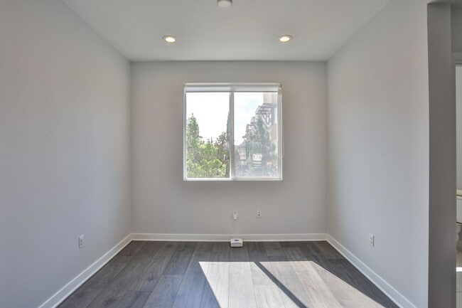 Building Photo - 3 bedroom 2.5 bath in Gated Community