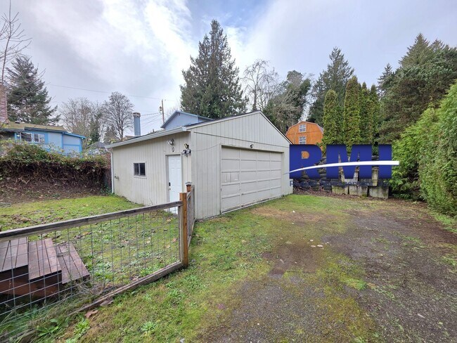 Building Photo - 2 Bedroom Oasis