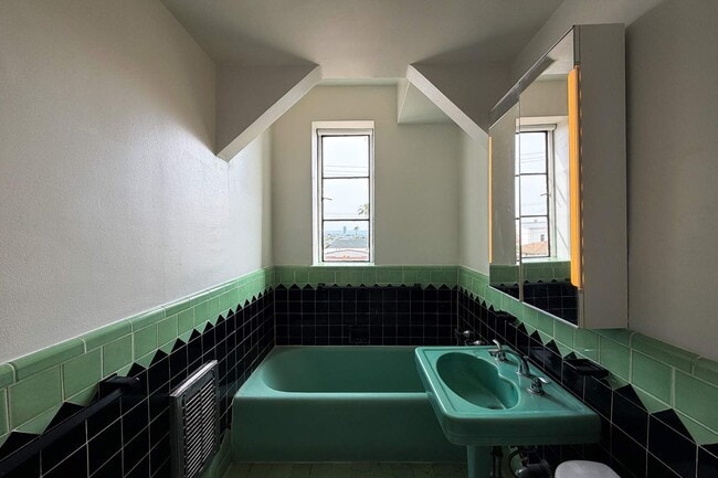 Building Photo - 1314 Hayworth Ave