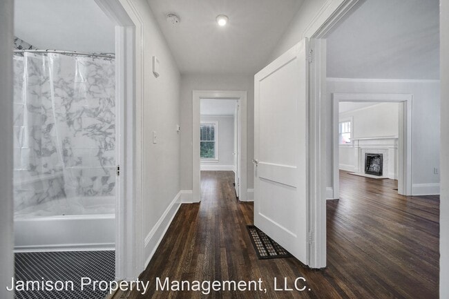 Building Photo - 2 br, 1 bath House - 205 W 6th St