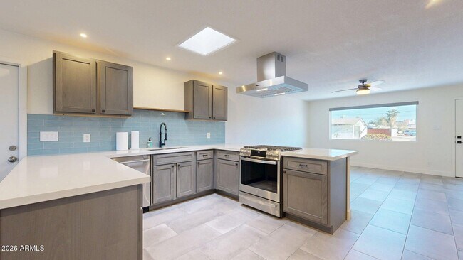 Building Photo - 719 W Parkway Blvd