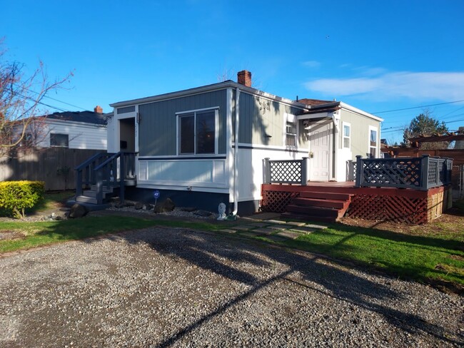 Building Photo - 2 bedroom 1 bath home with huge fenced in ...