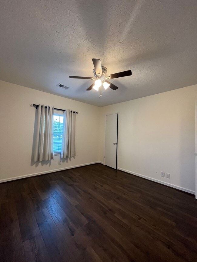 Building Photo - Recently Renovated Hendersonville Condo