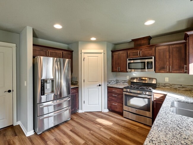 Building Photo - Beautiful 4 bedroom/2.5 Bath Home On Large...