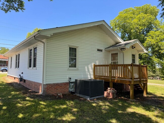 Building Photo - 3 Bed, 1 Bath Newly Renovated Home in Asheboro!