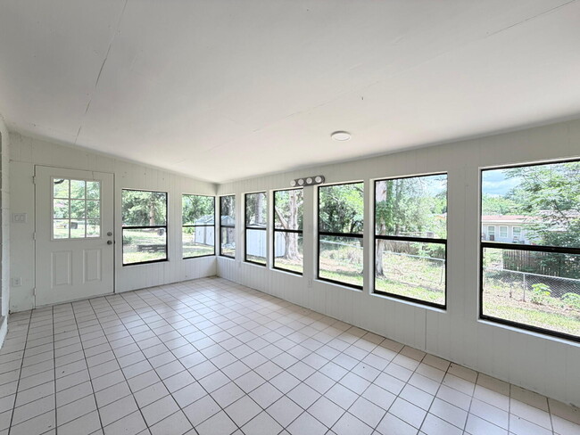 Building Photo - Available Now | Move-In Ready Rental in SE Ocala/Silversprings Shores