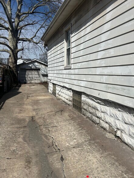 Building Photo - 2345 Iowa St