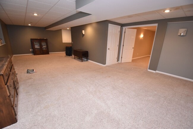 Building Photo - Home in Farmington Hills, 3 bedroom, 2 bath. Close to Notre Dame!