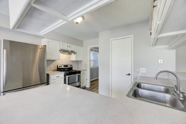 Building Photo - 10102 Crescent Moon Dr