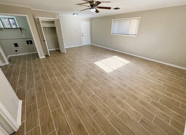 Building Photo - 1474 N Graham St