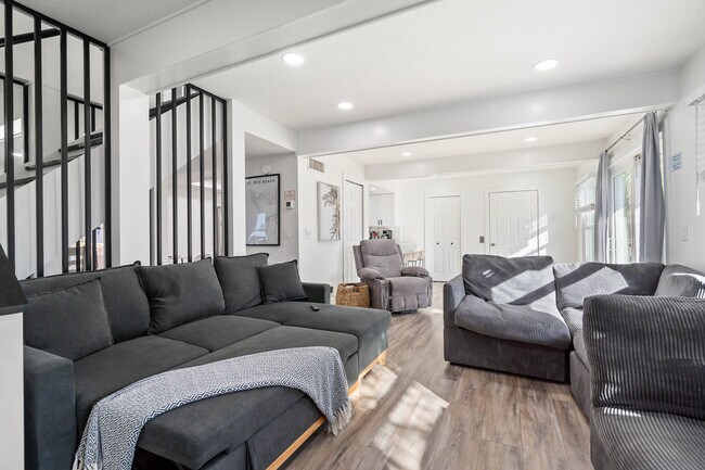 Building Photo - 113 4th Ave