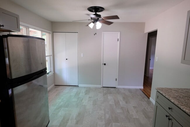 Building Photo - Just Remodeled!  3 Bedroom 1 Bath near jus...