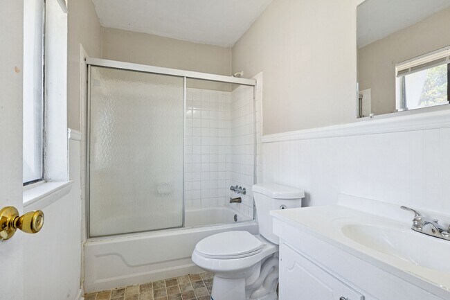 Building Photo - Move In Ready Townhome!