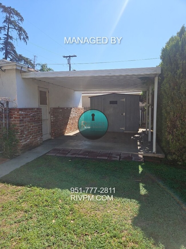 Building Photo - This centrally located Riverside duplex will go fast!!