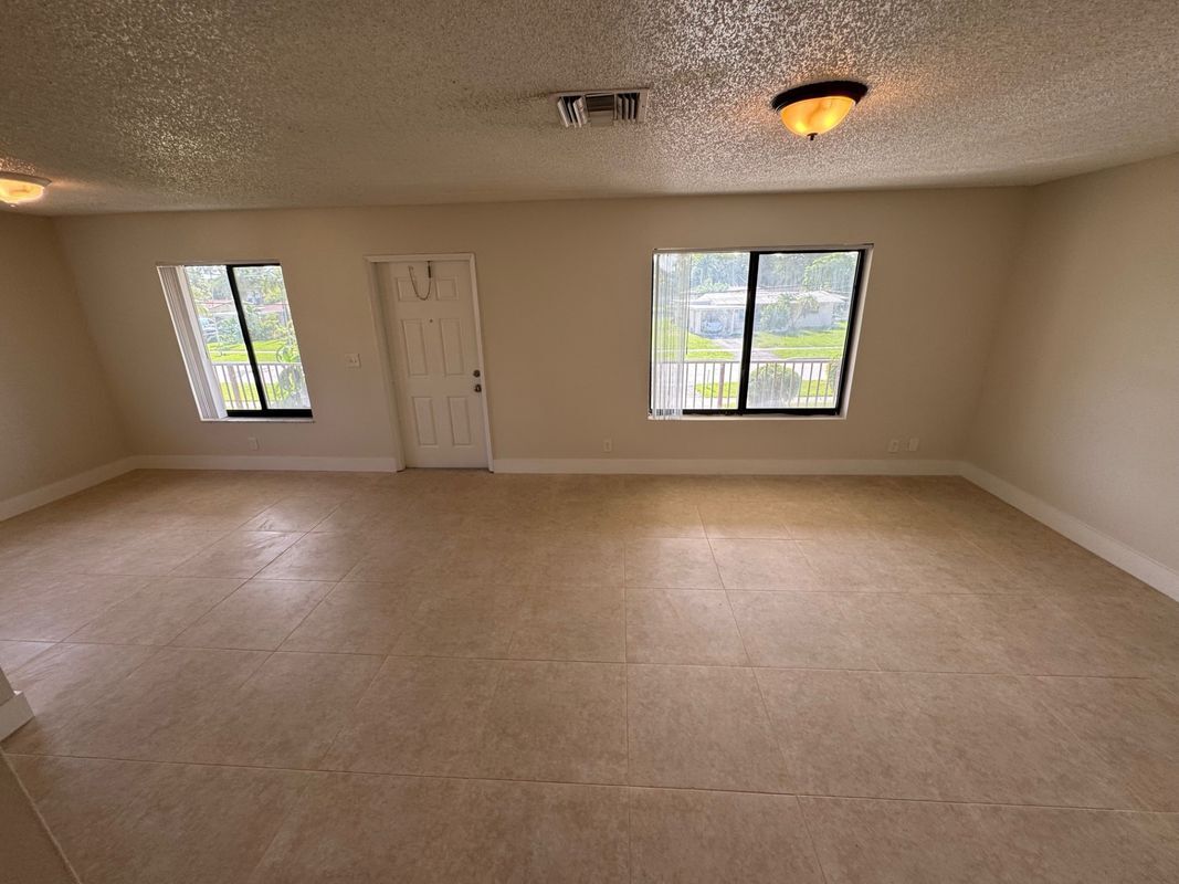 Building Photo - 1121 W River Dr